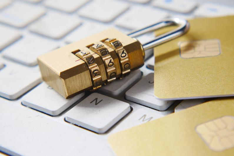categoria-privacy Immagine di un lucchetto posato su una tastiera, a simboleggiare la categoria Privacy