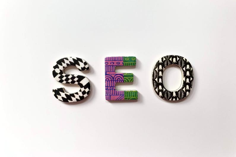 categoria-progettazione-seo Testo "SEO" scritto con caratteri colorati.
