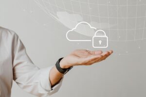 mano che sorregge il disegno di un cloud con un lucchetto chiuso